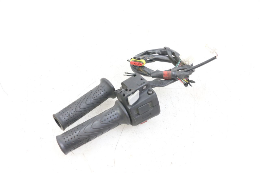 photo de MANUBRIO DESTRO PIAGGIO X10 125 (2012 - 2017) - Primo piano tecnico