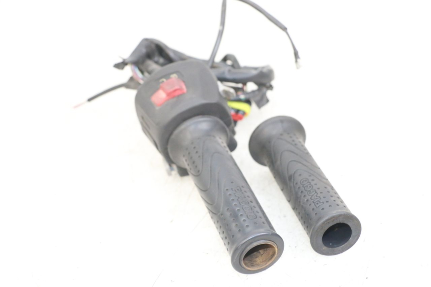 photo de MANUBRIO DESTRO PIAGGIO X10 125 (2012 - 2017) - Dettagli dei punti di fissaggio