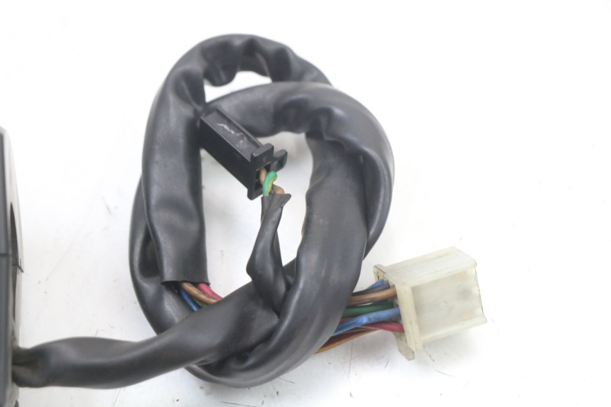 photo de COMMUTATORE DESTRO YAMAHA XJS DIVERSION 600 (1997 - 1999) - Dettagli dei punti di fissaggio