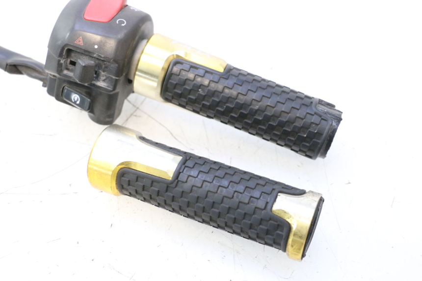 photo de COMMUTATORE DESTRO YAMAHA XP T-MAX ABS 500 (2005 - 2005) - Altra angolazione