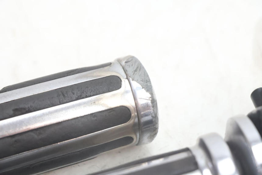 photo de COMMUTATORE DESTRO YAMAHA XV VIRAGO 535 (1988 - 2004) - Dettagli dei punti di fissaggio