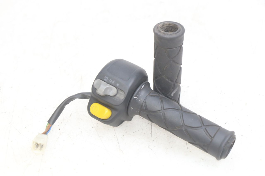 photo de MANUBRIO DESTRO YAMAHA YP MAJESTY 125 (1998 - 2001) - Vista principale