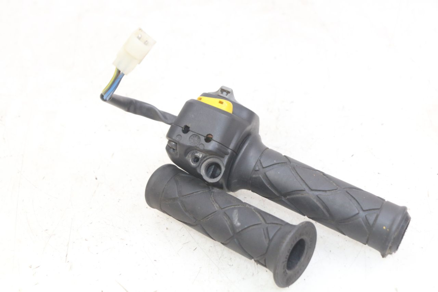 photo de MANUBRIO DESTRO YAMAHA YP MAJESTY 125 (1998 - 2001) - Dettaglio del componente