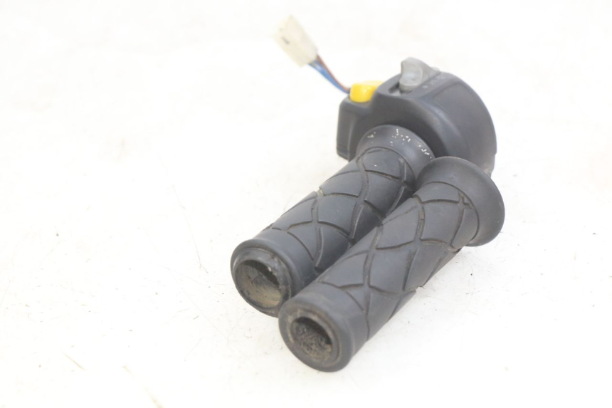 photo de MANUBRIO DESTRO YAMAHA YP MAJESTY 125 (1998 - 2001) - Primo piano tecnico