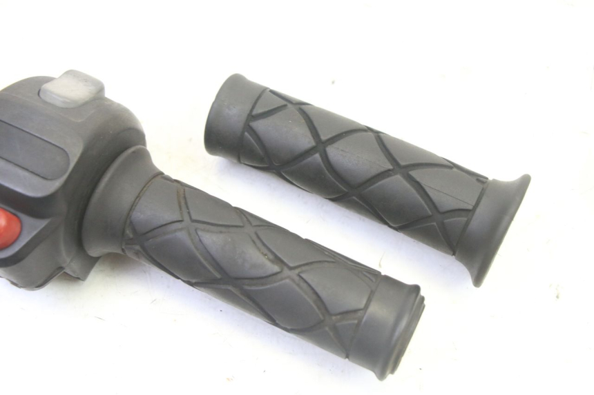 photo de MANUBRIO DESTRO YAMAHA YP MAJESTY 125 (2007 - 2010) - Zoom sullo stato d'uso