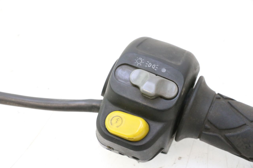 photo de MANUBRIO DESTRO YAMAHA YP MAJESTY 125 (1998 - 2001) - Dettaglio del componente