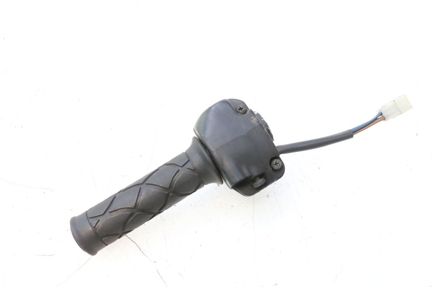 photo de MANUBRIO DESTRO YAMAHA YP MAJESTY 125 (1998 - 2001) - Altra angolazione