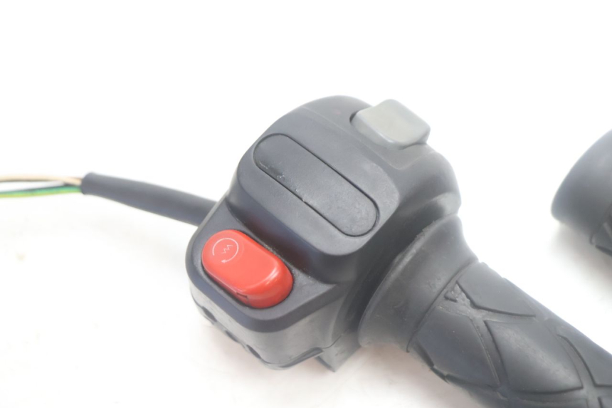 photo de MANUBRIO DESTRO YAMAHA YP MAJESTY 125 (2007 - 2010) - Zoom sullo stato d'uso