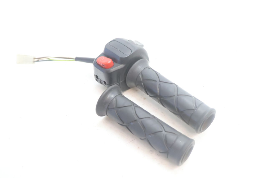 photo de MANUBRIO DESTRO YAMAHA YP MAJESTY 125 (2007 - 2010) - Altra angolazione
