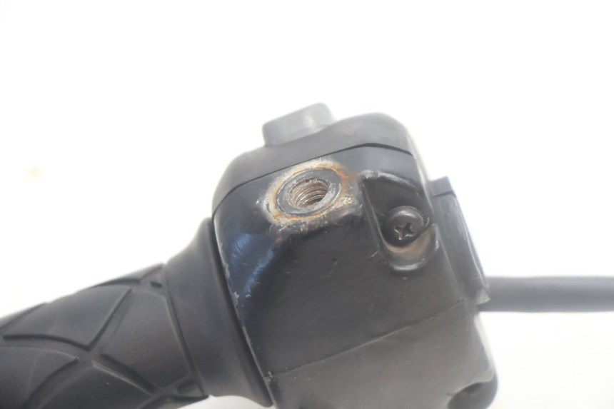 photo de MANUBRIO DESTRO YAMAHA YP MAJESTY 125 (2007 - 2010) - Dettagli dei punti di fissaggio