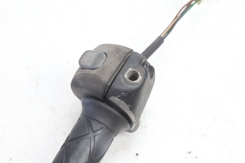 photo de MANUBRIO DESTRO YAMAHA YP MAJESTY 125 (2007 - 2010) - Zoom sullo stato d'uso