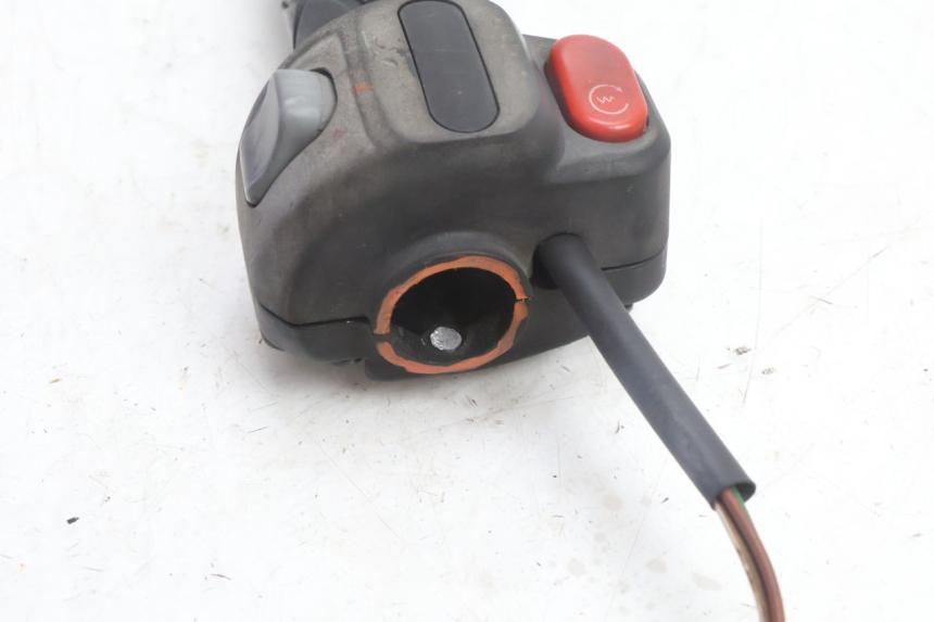 photo de MANUBRIO DESTRO YAMAHA YP MAJESTY 125 (2007 - 2010) - Altra angolazione