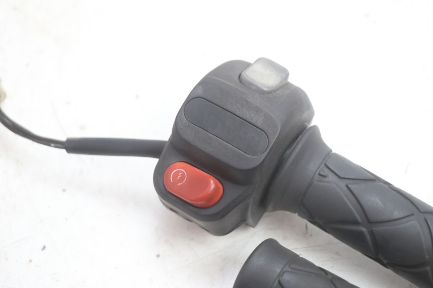 photo de MANUBRIO DESTRO YAMAHA YP MAJESTY 125 (2002 - 2006) - Dettaglio del componente
