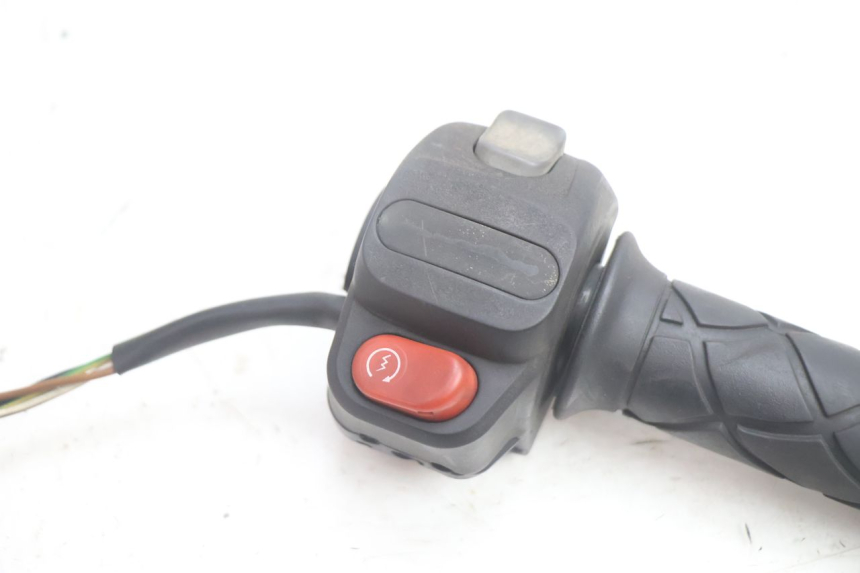 photo de MANUBRIO DESTRO YAMAHA YP MAJESTY 125 (2002 - 2006) - Dettaglio del componente
