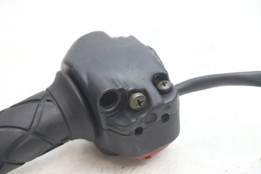 photo de MANUBRIO DESTRO YAMAHA YP MAJESTY 125 (2002 - 2006) - Stato della superficie e materiale