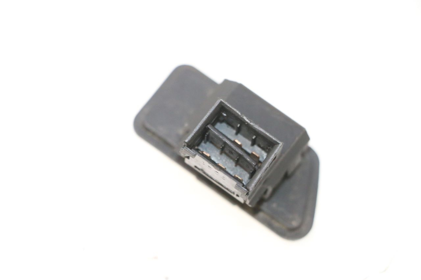 photo de COMANDO LUCI DI EMERGENZA YAMAHA XMAX X-MAX 125 (2006 - 2009) - Altra angolazione