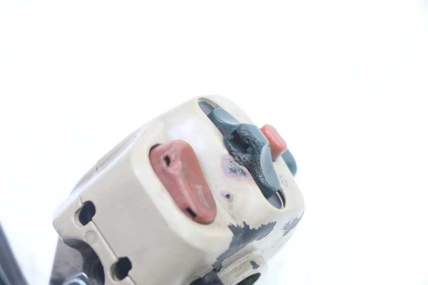 photo de COMANDO SINISTRO PEUGEOT ELYSEO 125 (1999 - 2004) - Dettagli dei punti di fissaggio