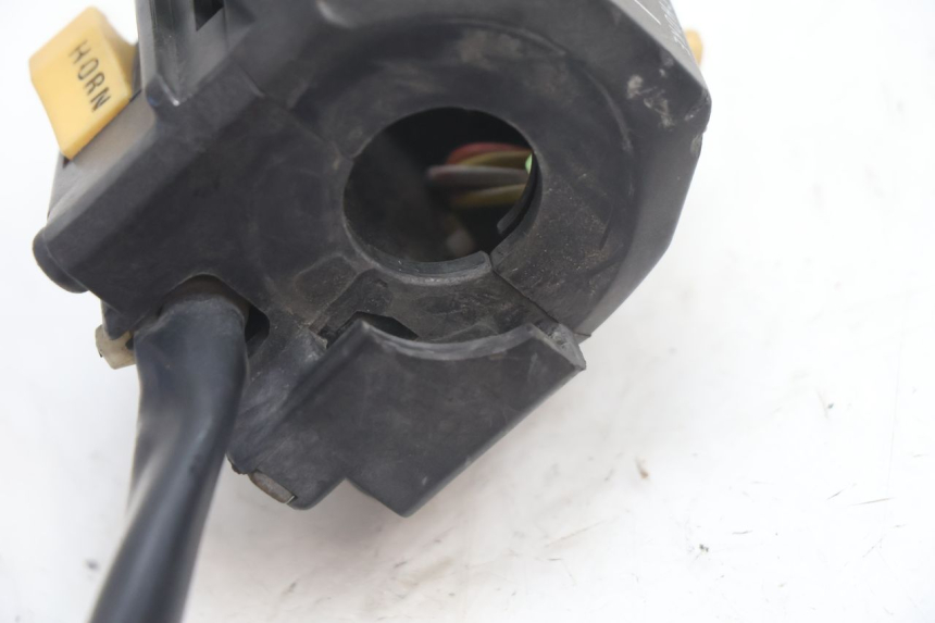 photo de COMMUTATORE SINISTRO SUZUKI GSX F GSXF 750 (1988 - 1998) - Dettagli dei punti di fissaggio