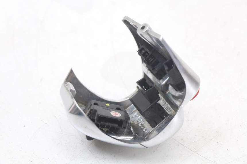 photo de COMMUTATORE SINISTRO PIAGGIO MP3 HPE 350 (2018 - 2020) - Dettagli dei punti di fissaggio