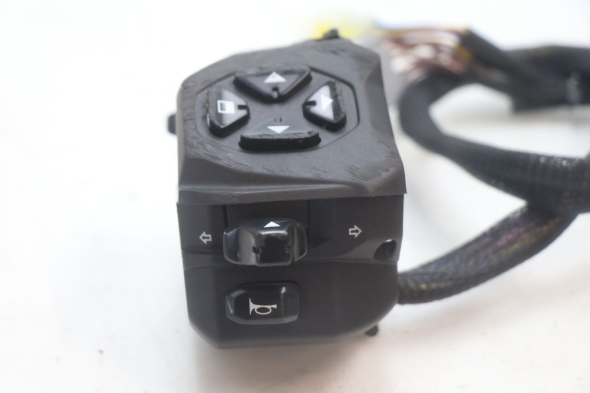 photo de COMMUTATORE SINISTRO PIAGGIO MP3 HPE 530 (2022 - 2026) - Primo piano tecnico