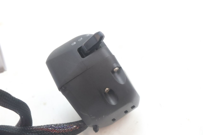 photo de COMMUTATORE SINISTRO PIAGGIO MP3 HPE 530 (2022 - 2026) - Dettagli dei punti di fissaggio