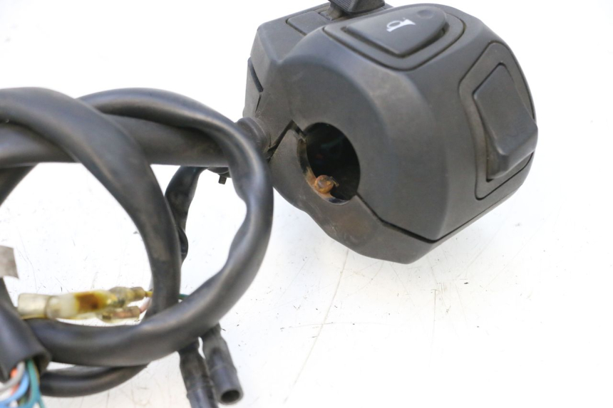photo de COMMUTATORE SINISTRO HONDA PCX (JF57/JF64) 125 (2014 - 2018) - Dettagli dei punti di fissaggio