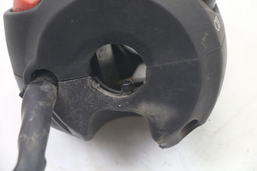 photo de MANUBRIO SINISTRO PEUGEOT CITYSTAR 2T 50 (2018 - 2021) - Dettagli dei punti di fissaggio