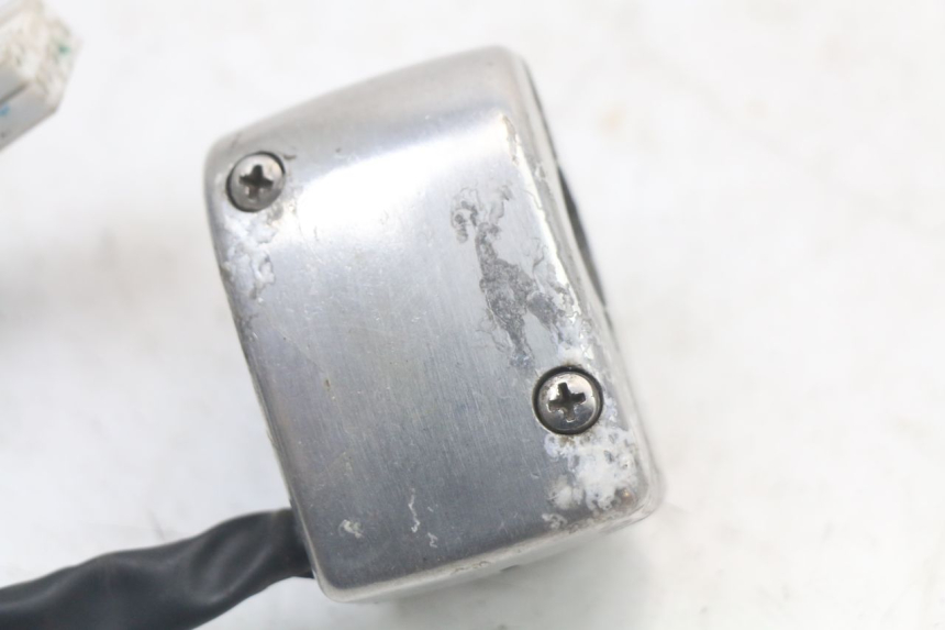 photo de COMMUTATORE SINISTRO PIAGGIO BEVERLY 125 (1998 - 2005) - Dettagli dei punti di fissaggio