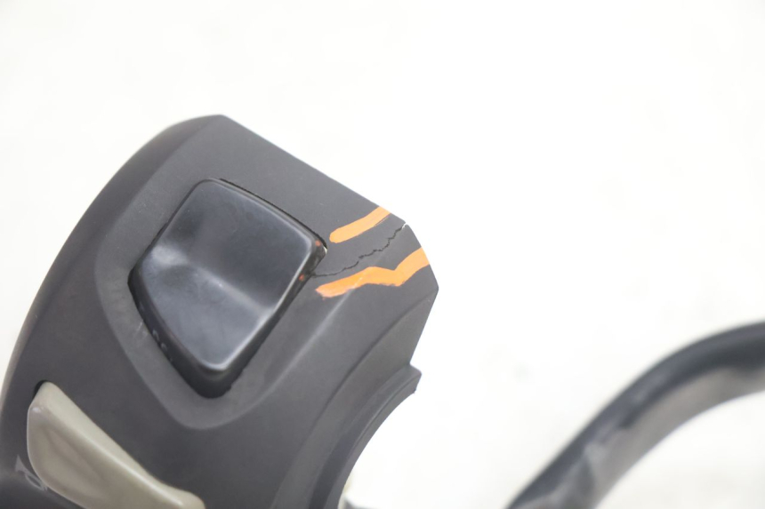 photo de COMMUTATORE SINISTRO PEUGEOT STREETZONE NAKED 2T 50 (2014 - 2018) - Zoom sullo stato d'uso