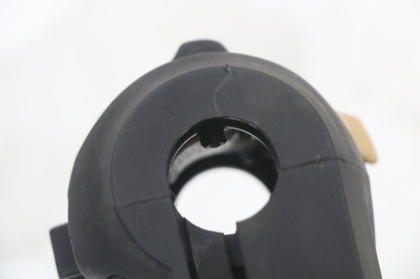 photo de COMMUTATORE SINISTRO SUZUKI BURGMAN 125 (2018 - 2021) - Dettagli dei punti di fissaggio