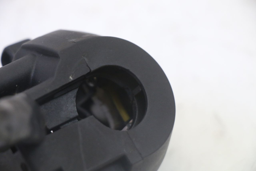 photo de MANUBRIO SINISTRO YAMAHA X-MAX XMAX 125 (2010 - 2013) - Primo piano tecnico