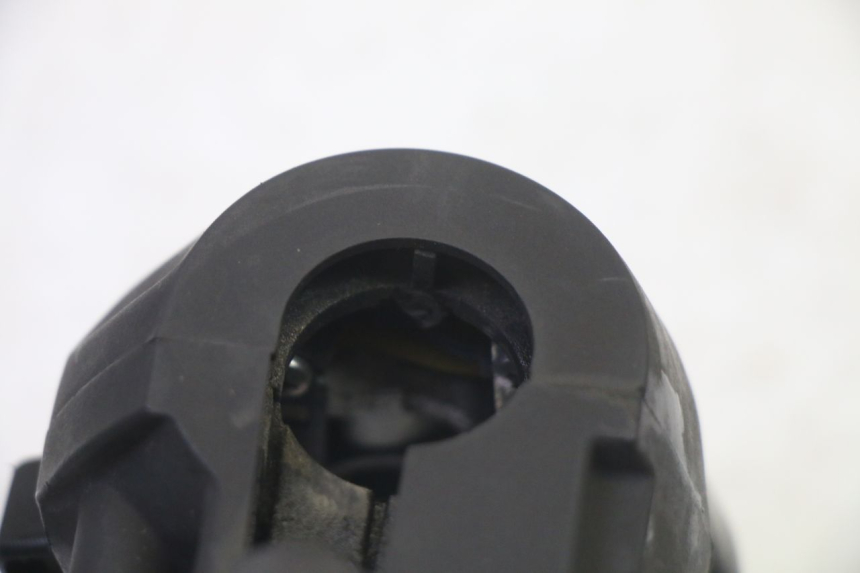 photo de MANUBRIO SINISTRO YAMAHA X-MAX XMAX 125 (2010 - 2013) - Stato della superficie e materiale