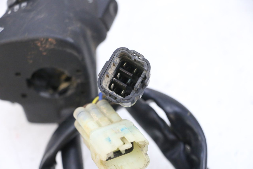 photo de COMMUTATORE SINISTRO YAMAHA YFM R RAPTOR 250 (2008 - 2014) - Dettagli dei punti di fissaggio