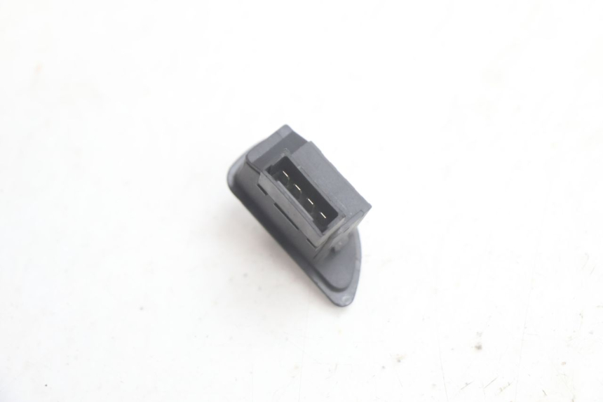 photo de COMMUTATORE ROLL LOCK PIAGGIO MP3 125 (2006 - 2014) - Primo piano tecnico