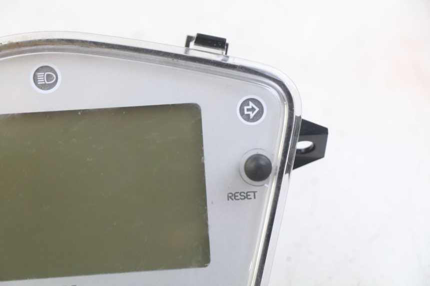 photo de CONTACHILOMETRI PEUGEOT E-VIVACITY 1 (2012 - 2018) - Stato della superficie e materiale