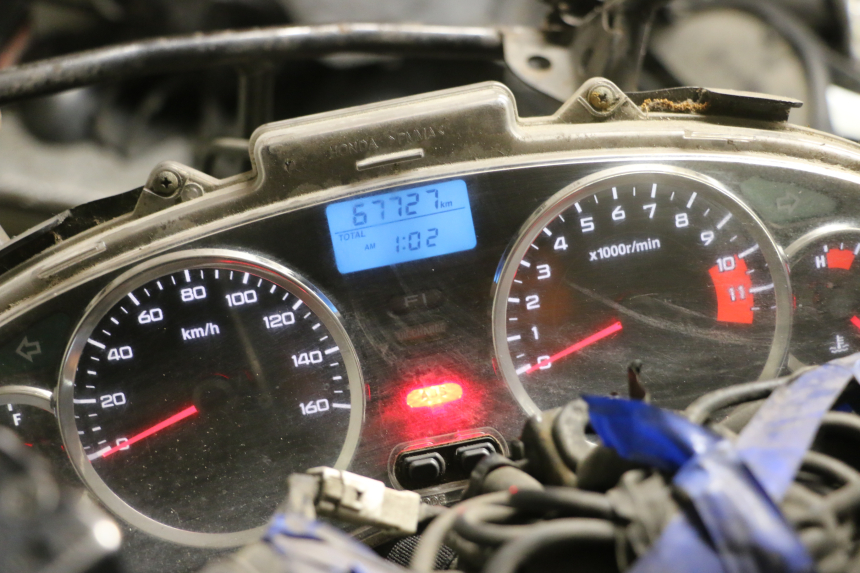 photo de CONTACHILOMETRI HONDA FES S-WING SWING ABS 125 (2007 - 2015) - Primo piano tecnico