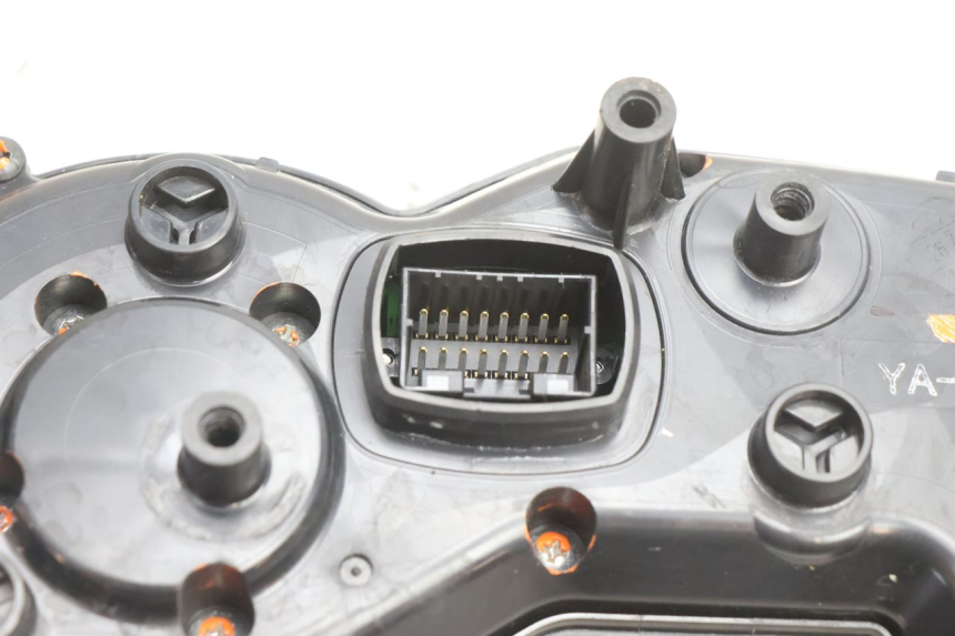 photo de CONTACHILOMETRI YAMAHA FZ8 800 (2010 - 2016) - Stato della superficie e materiale