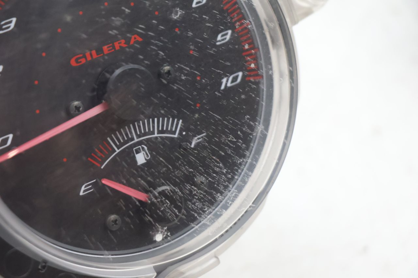 photo de CONTACHILOMETRI GILERA GP 800 (2007 - 2013) - Stato della superficie e materiale