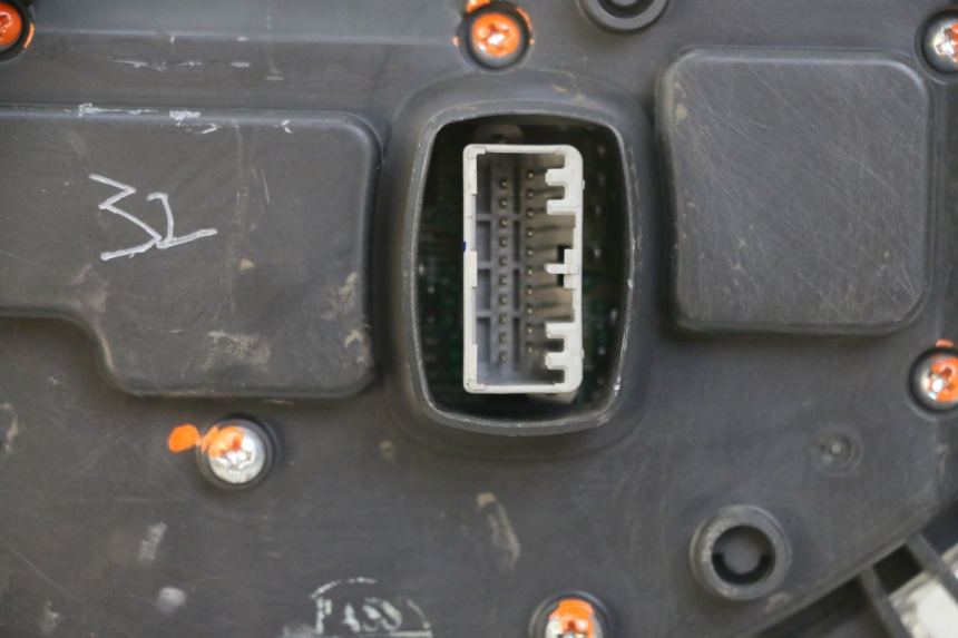 photo de CONTACHILOMETRI PIAGGIO IE MP3 YOURBAN 300 (2011 - 2016) - Stato della superficie e materiale