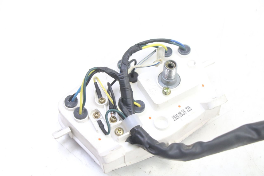 photo de CONTACHILOMETRI PEUGEOT KISBEE 2T 50 (2018 - 2022) - Stato della superficie e materiale