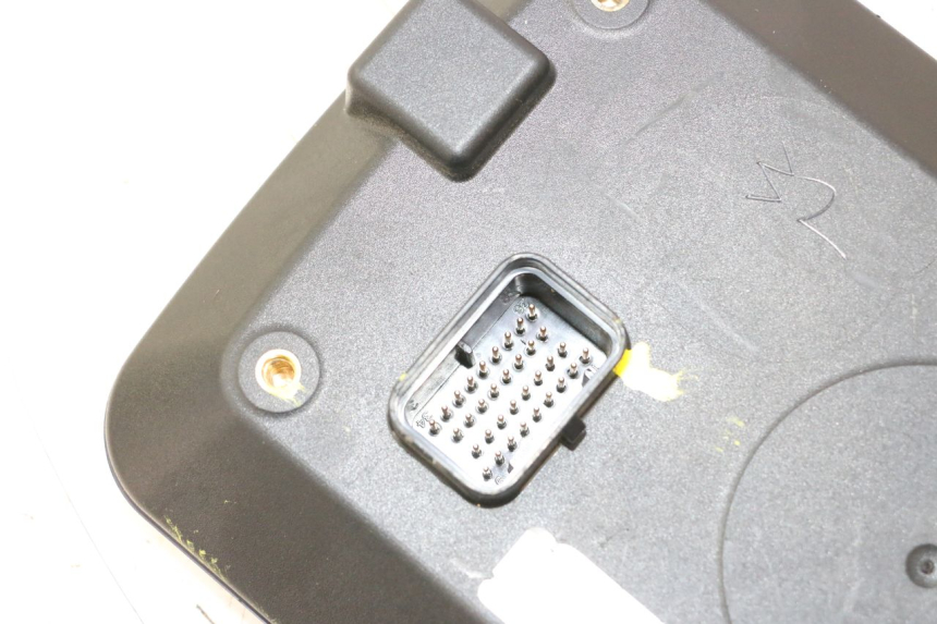 photo de CONTACHILOMETRI PIAGGIO MP3 HPE 530 (2022 - 2026) - Stato della superficie e materiale