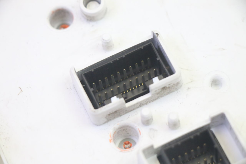 photo de CONTACHILOMETRI PIAGGIO MP3 LT 400 (2007 - 2012) - Caratteristiche distintive