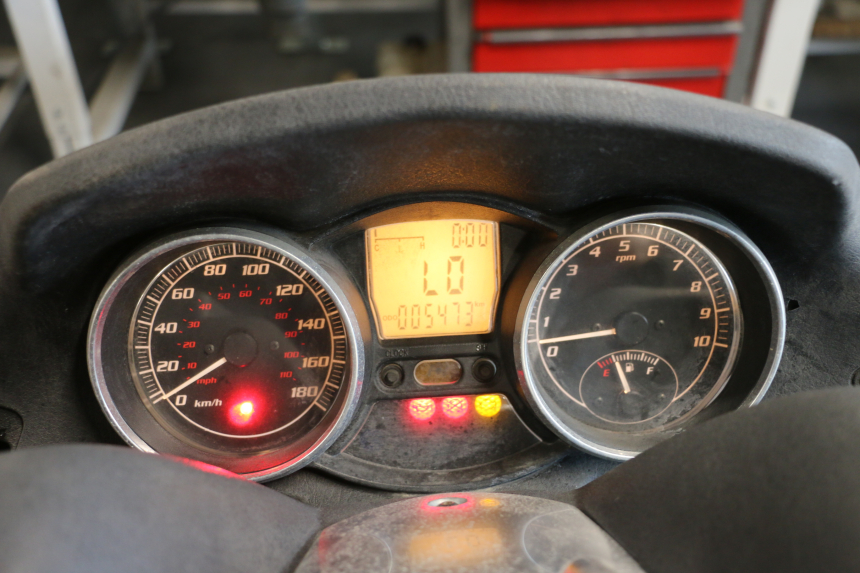 photo de CONTACHILOMETRI PIAGGIO MP3 LT 400 (2007 - 2012) - Primo piano tecnico