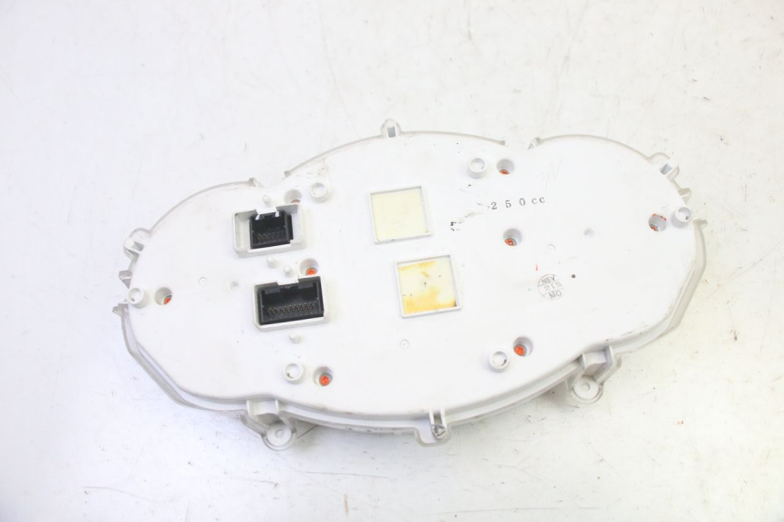 photo de CONTACHILOMETRI PIAGGIO MP3 RL 250 (2006 - 2010) - Stato della superficie e materiale