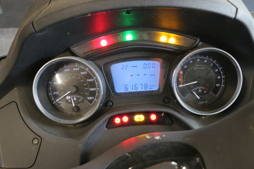 photo de CONTACHILOMETRI PIAGGIO MP3 500 (2016 - 2018) - Stato della superficie e materiale