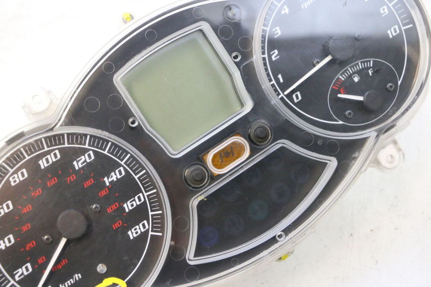 photo de CONTACHILOMETRI PIAGGIO MP3 500 (2011 - 2015) - Angolazione alternativa