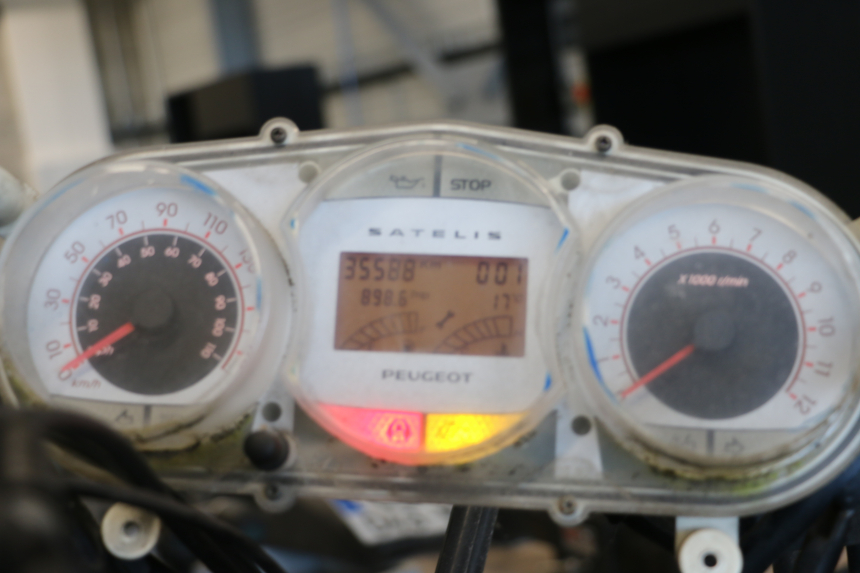 photo de CONTATORE PEUGEOT SATELIS COMPRESSOR K15 125 (2006 - 2009) - Primo piano tecnico