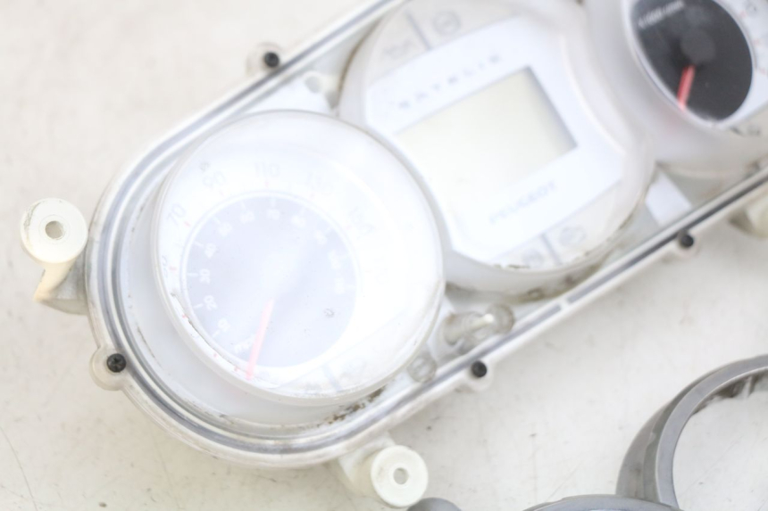 photo de CONTATORE PEUGEOT SATELIS 125 (2010 - 2012) - Caratteristiche distintive