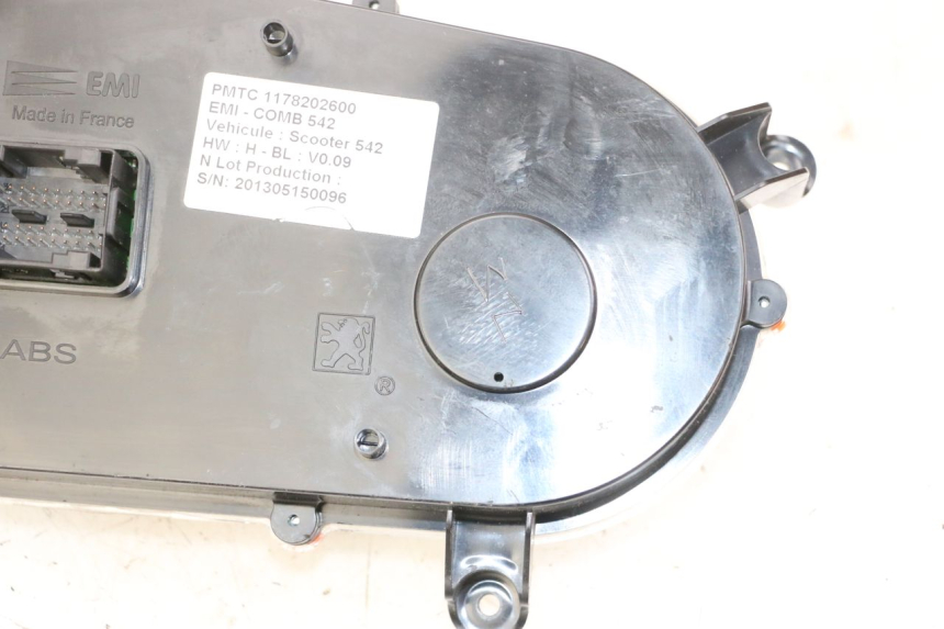 photo de contachilometri PEUGEOT SATELIS 125 (2013 - 2018) - Stato della superficie e materiale