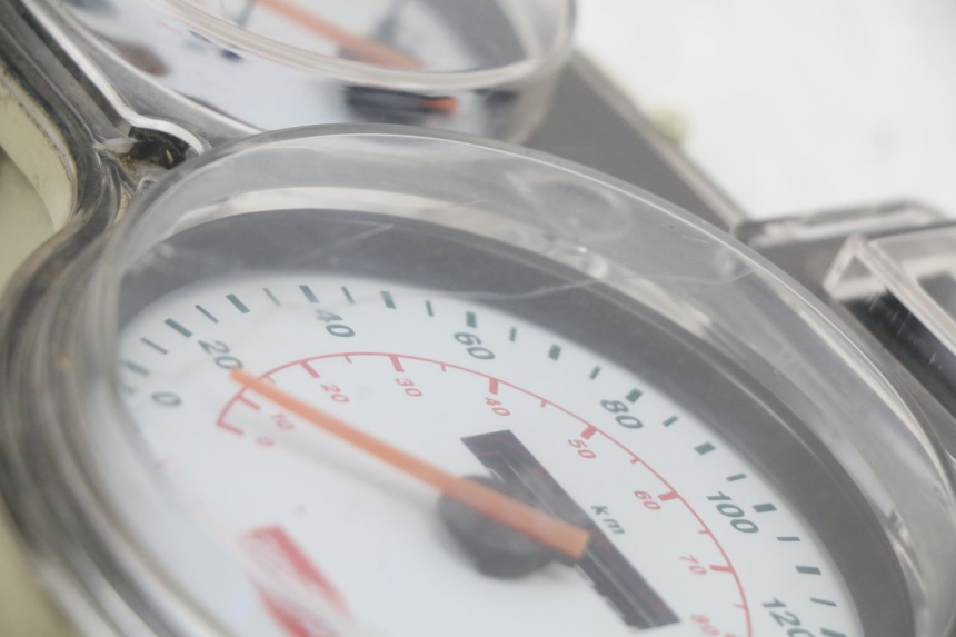 photo de CONTACHILOMETRI APRILIA SCARABEO GT 125 (1999 - 2007) - Dettagli dei punti di fissaggio